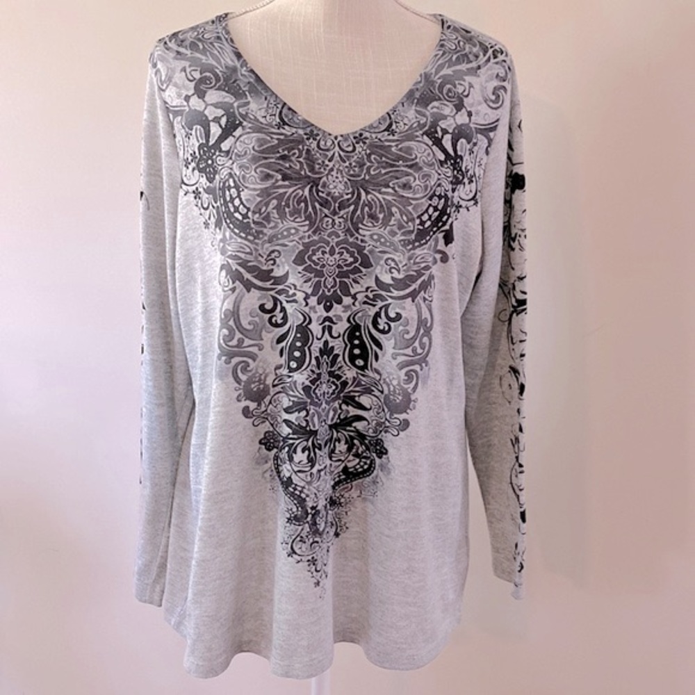 cb established 1962 women’s l/sleeve  top paisley design front and sleeves 1X